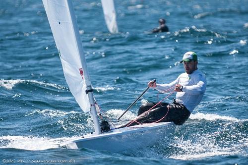 Com cinco vitórias em seis regatas disputadas até o momento velejador lidera a competição na classe Laser Standard / Foto: Berni Grez