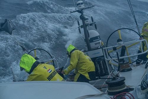 AkzoNobel foi ao norte e encontra vento mais fraco no Mar das Filipinas do que o pelotão da frente / Foto: Yann Riou/Volvo Ocean Race