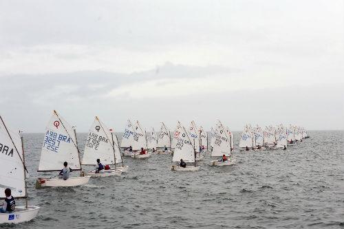  Competição que define o campeão brasileiro da categoria começou nessa segunda-feira em Florianópolis. Gaúcho lidera a flotilha e catarinenses aparecem bem após duas regatas / Foto: Sergio Vignes/ICSC