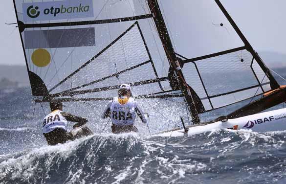 Dupla brasileira é campeã na classe SL16 / Foto: Sime Sokota/ISAF