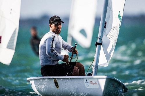 Após dois dias de competição no City of Miami Regatta Park, Bruno está na 11ª posição a um passo do top-10 que classifica para a regata da medalha / Fotos: Jesus Renedo / Sailing Energy / World Sailing