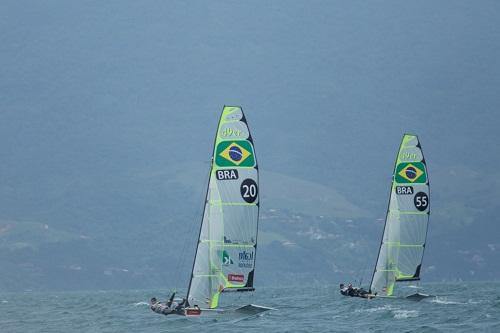 Equilíbrio marca segundo dia de regatas. Estreia do kitesurfe colore os céus de Ilhabela / Foto: Ana Catarina/Lima Filmes