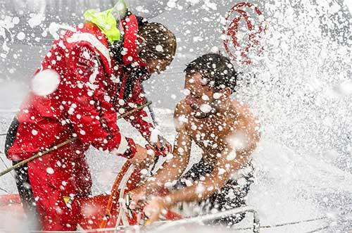  O barco chinês Dongfeng Race Team assumiu, no domingo (22), a liderança provisória da quarta etapa da Volvo Ocean Race / Foto: Sam Greenfield / Dongfeng Race Team / Volvo Ocean Race