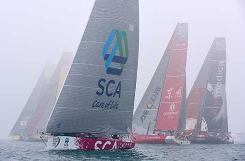 Com pouco vento e com muita névoa, as equipes lutavam para enxergar um palmo a frente / Foto: Rick Tomlinson/Team SCA