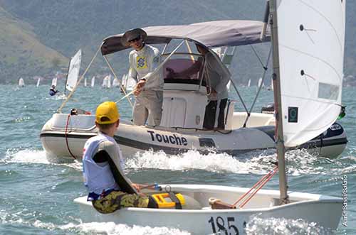 Robert Scheidt cumprimenta o filho após chegada da regata / Foto: Aline Bassi