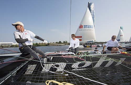 Tripulação trabalha no Alinghi, segundo colocado / Foto: Lloyd Images