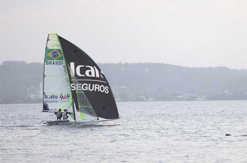 Após vencer as eliminatórias brasileiras para as Olimpíadas de Londres 2012, disputada em Búzios no começo do ano, a dupla de velejadores da classe 49er Marco Grael e André Fonseca, o Bochecha, partiu, na última quarta-feira, em busca da vaga olímpica / Foto: Pablo Chasseraux