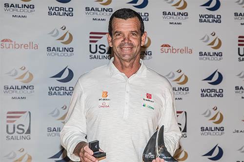 Dono de cinco medalhas olímpicas, atual Coordenador Técnico da CBVela recebeu a homenagem após a Equipe Brasileira brilhar na etapa de Miami da Copa do Mundo / Foto: Jesus Renedo/Sailing Energy