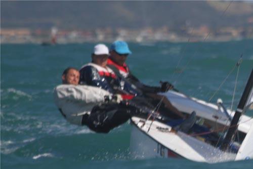 Os brasileiros Cláudio Biekarck, Gunner Ficker e Marcelo Batista da Silva já lideram o Campeonato Mundial de Lightning, no Iate Clube Armação de Búzios / Foto: Thomas Jensen