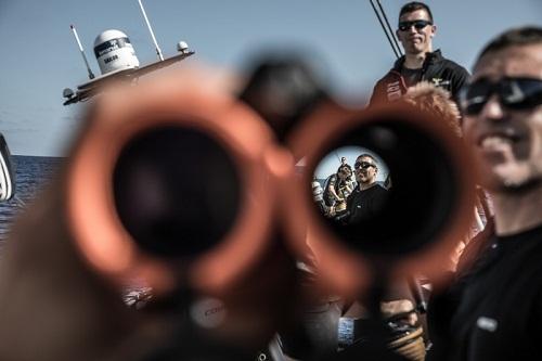 As próximas 24 horas prometem ser decisivas para as equipes que disputam a primeira etapa da Volta ao Mundo entre Espanha e Portugal. Barcos serão obrigados a contornar a ilha de Porto Santo antes de sprint final até Lisboa / Foto: Martin Keruzore/Volvo Ocean Race