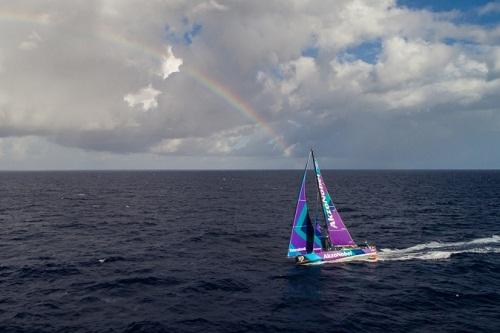 Perna entre Portugal e a África do Sul tem troca de posições seguidas beirando a costa brasileira, na altura de Salvador. AkzoNobel, Team Brunel e Dongfeng sentiram o gosto da liderança por pelo menos uma vez nesta quarta-feira (15) / Foto: James Blake/Volvo Ocean RaceJames Blake/Volvo Ocean Race