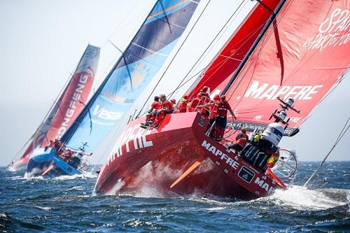 Barco chinês teve o melhor desempenho da In-Port Race sul-africana nesta sexta-feira (8). Espanhóis do MAPFRE chegam em segundo e lideram o campeonato paralelo das regatas costeiras / Foto: Pedro Martinez/Volvo Ocean Race