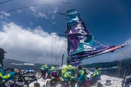 Team AkzoNobel cai para último lugar da terceira etapa da Volvo Ocean Race após quebra da trilha do mastro e de uma vela importante para ventos fortes. Barcos da Volta ao Mundo passam pelos temidos mares do sul, com fortes ventos e ondas superiores a 10 metros / Foto:James Blake/Volvo Ocean Race