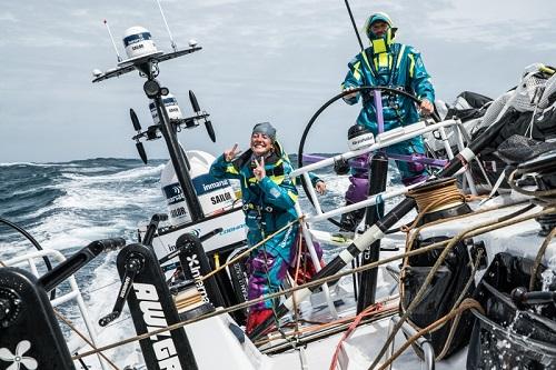 Veleiro team AkzoNobel está em sétimo e último lugar na terceira etapa da Volvo Ocean Race. Equipe tenta diminuir vantagem para os adversários nos mares do sul. Dongfeng Race Team e MAPFRE dividem a liderança com contato visual entre eles / Fotos: James Blake/Volvo Ocean Race