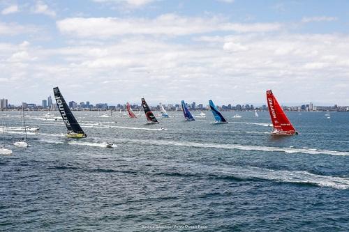 O MAPFRE, líder da classificação geral da Volvo Ocean Race, saiu na frente em Melbourne com destino a Hong Kong. Barcos seguem próximos / Foto: Ainhoa Sanchez/Volvo Ocean Race