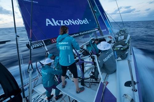 Líderes Dongfeng Race Team e team AkzoNobel já olham adversários no retrovisor depois de vantagem confortável no Mar de Coral / Foto: Sam Greenfield / Volvo Ocean Race