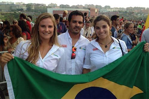 Kahena Kunze e Martine Grael com o técnico Javier Torres  / Fotos: Divulgação