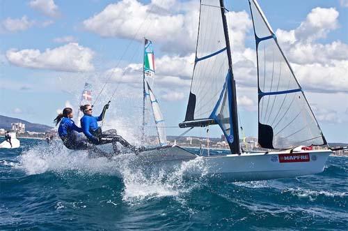 A dupla Martine Grael e Kahena Kunze estreou nesta terça-feira no Trofeo Princesa Sofia, em Palma de Maiorca / Foto: Jesús Renedo/Sofia Mapfre