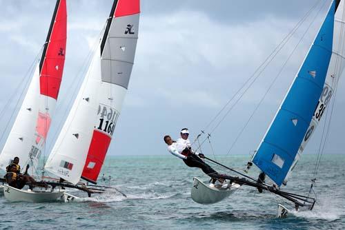 Marcos Ferrari e Caroline Sylvestre: perto do título em Fiji / Foto: Bruce Southwick/Zoom Fiji