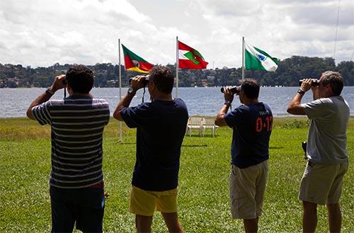 Pais com binóculos  / Foto: Sidney Bloch/ZDL