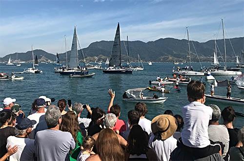 Público acompanha desfile dos barcos  / Foto: ZDL / Divulgação