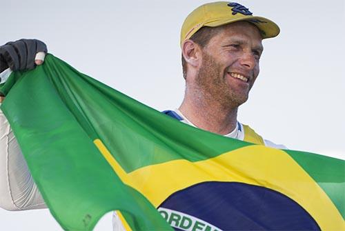 A vitória na única regata deste sábado (23) consagrou Robert Scheidt campeão do Mundial de Laser de Omã / Foto: Lloyd Images