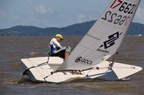  Robert Scheidt está de volta ao topo do pódio no Campeonato Brasileiro de Laser / Foto: Ricardo Pedebos/VDS/Divulgação