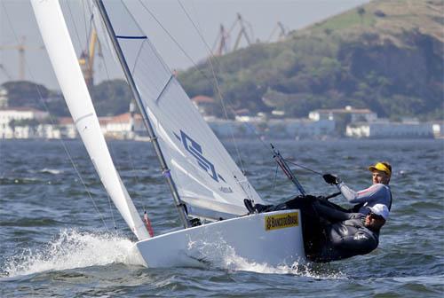 Robert Scheidt e Bruno Prada já velejaram cerca de 200 dias este ano, mas a atividade só vai acabar depois do Mundial de Perth, de 3 a 18 de dezembro, na Austrália / Foto: Fred Hoffmann /Divulgação 