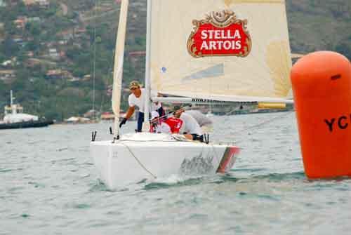 Veleiro Stella Artois, do comandante Fábio Bocciarelli, que venceu uma regata e vai atrás da liderança na Copa Mitsubishi Motors / Foto: Aline Bassi /Balaio