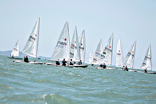 Guilherme Roth, Andrey Godoy e Joana Ribas são os campeões Sul-Brasileiro de Laser / Foto: Fábio Aranda/Iate Clube de Santa Catarina 