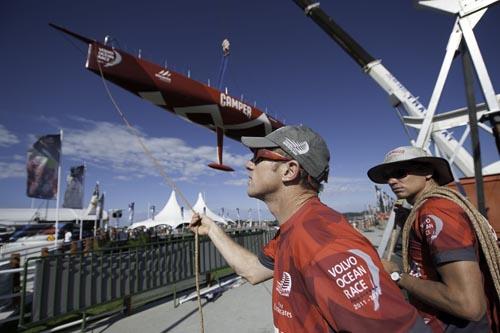 Equipe monitora retirada do barco / Foto: Paul Todd/Volvo Ocean Race