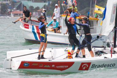 A tripulação formada por Juliana Mota, Mariana Jardim e Larissa Juk é a campeã da seletiva de Match Race da Semana Brasileira de Vela / Foto: Fred Hoffmann / ZDL