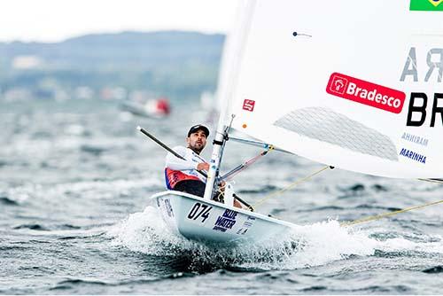 O velejador catarinense cumpriu seu primeiro objetivo ao avançar à fase final da competição no Top 20 / Foto: Sailing Energy/World Sailing