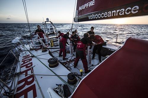 Com menos de 10 quilômetros de diferença entre o líder e o último da flotilha, os sete barcos da Volvo Ocean Race lutam pelas melhores rajadas / Foto: Francisco Vignale/MAPFRE/Volvo Ocean Race