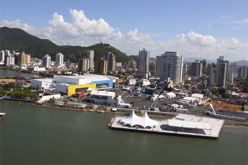 Vila da Regata com Itajaí ao fundo / Foto: Nelson Robledo/Pref.Itajaí 