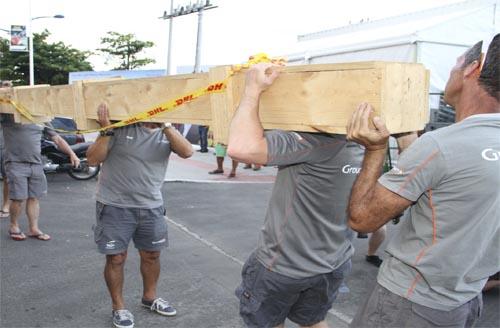 Mastro carregado pela equipe de terra francesa / Foto: Ronaldo Silva Jr./ ASCOM Porto de Itajaí