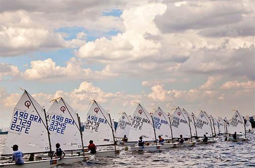 São esperados 50 veleiros Optimist e outros dez barcos 420, reunindo cerca de 70 competidores de São Paulo, São Sebastião e Ilhabela / Foto: Sidney Bloch/Divulgação