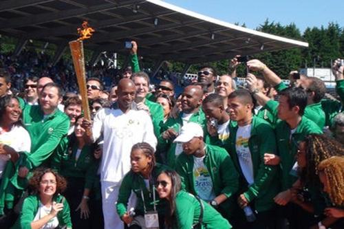 Delegação brasileira fotografa com a tocha olímpica / Foto: Divulgação