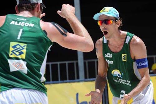 Dupla brasileira tem dificuldades na estreia, mas derrota austríacos Doppler e Horst por 2 sets a 1/ Foto: Mauricio Kaye/CBV