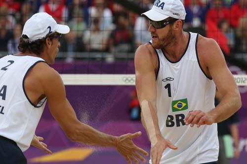 Emanuel e Alison passam à final do vôlei de praia e já asseguram, no mínimo, a prata/ Foto: Divulgação