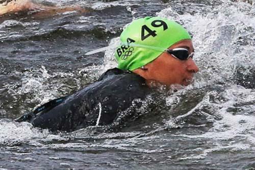 Triatleta cai em prova do ciclismo, e supera machucados e dores no corpo para completar prova no Hyde Park/ Foto:  Valterci Santos/AGIF/COB