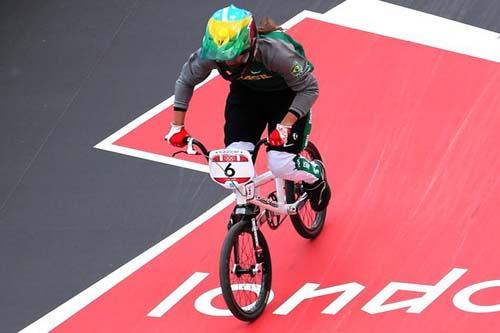 Ciclista Squel Stein bate com a cabeça ao cair na primeira bateria das semifinais do BMX/ Foto: Divulgação