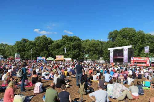 Centenas de pessoas acompanharam as provas da ginástica artística masculina, em um dos quatro telões do Hyde Park / Foto: Humberto Deveza / EA