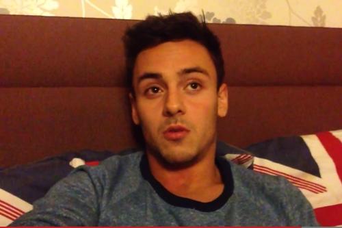 Tom Daley, assumindo sua bissexualidade / Foto: Tom Daley / YouTube