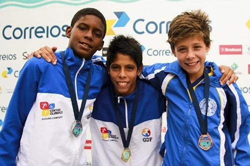 Kawan (C) e Luis Felipe (E) juntos no pódio: medalha de ouro e de prata para os amigos / Foto: Danilo Borges / Brasil 2016