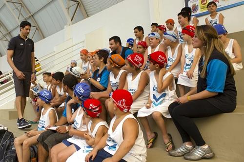 Gustavo Borges e as crianças / Foto: Gustavo Borges / Divulgação