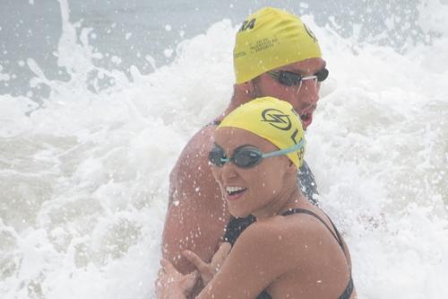 Poliana Okimoto se aquece para a disputa do grid de largada do Rei e Rainha do Mar, em Copacabana, no Rio / Foto: Humberto Deveza