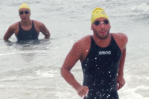 Poliana e Samuel se aquecem na água gelada da Praia de Copacabana, nesta quinta-feira, na disputa do grid de largada do Rei e Rainha do Mar / Foto: Humberto Deveza