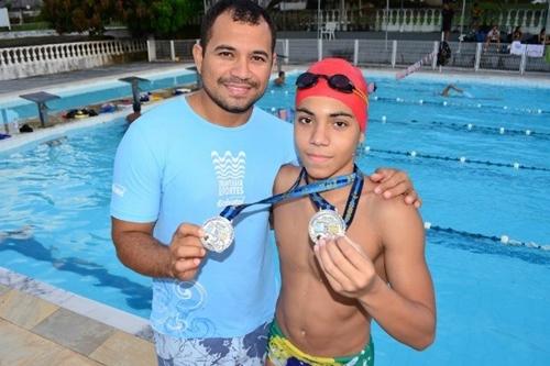 Pedro e seu treinador, Leandro Freire, posa com as duas medalhas conquistadas no Campeonato Brasileiro de Inverno / Foto: Emanuel Mendes / A Crítica