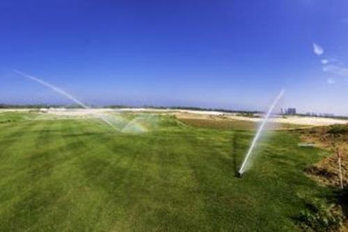 Sistemas de irrigação já foram instalados em mais de dois terços do campo / Foto: Rio 2016 / Alex Ferro